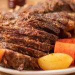Bœuf mijoté : quels morceaux choisir pour un plat qui fond Plat de bœuf mijoté servi avec des carottes et des pommes de terre