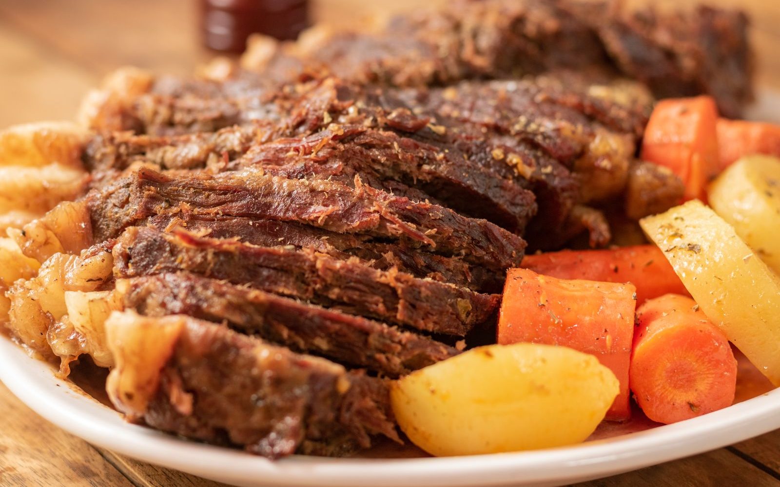 Plat de bœuf mijoté servi avec des carottes et des pommes de terre