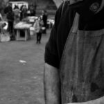 À propos Photographie en noir et blanc des mains d'un boucher au travail