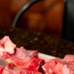 Les morceaux du bœuf : le guide complet pour ne plus se tromper Morceaux de bœuf découpés en cubes sur l'étal d'un boucher
