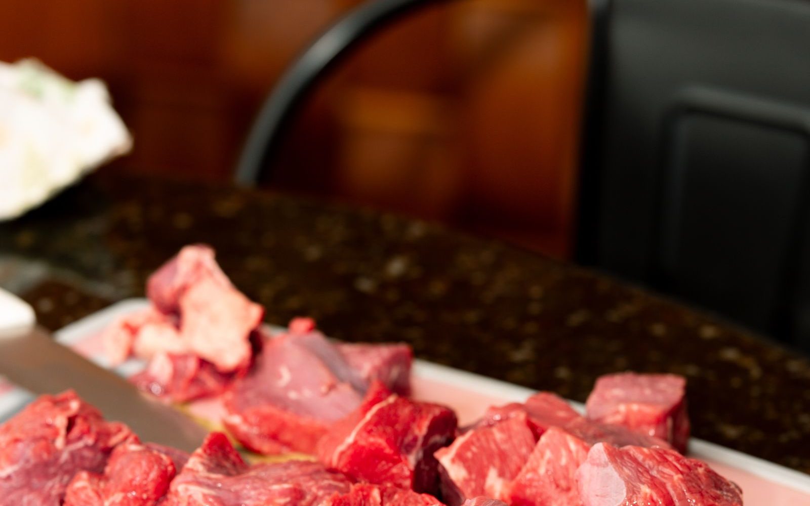 Morceaux de bœuf découpés en cubes sur l'étal d'un boucher