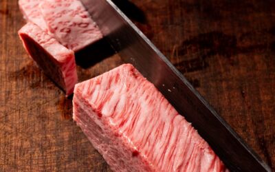 Maturation de la viande : ce que le dry aged change vraiment Tranche de bœuf wagyu très persillée découpée sur une planche
