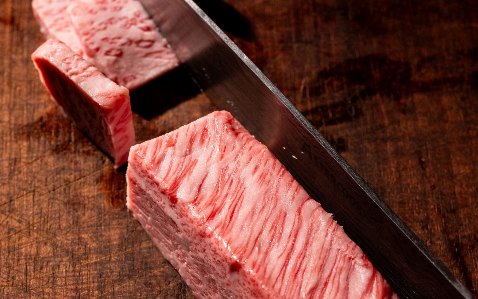 Tranche de bœuf wagyu très persillée découpée sur une planche