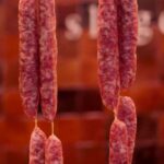 Les viandes du Sud-Ouest : Bigorre, Bazas, Chalosse et les autres Saucissons secs suspendus dans une boucherie traditionnelle
