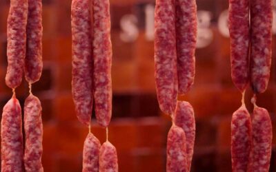 Saucissons secs suspendus dans une boucherie traditionnelle