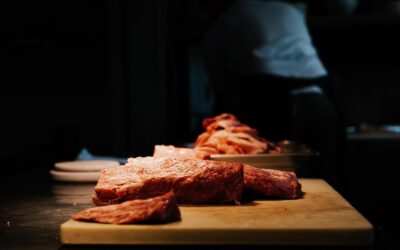Bavette, onglet, hampe : les morceaux du boucher qu'il faut connaître Tranches de viande rouge posées sur une planche, ambiance sombre