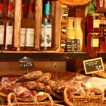 Comment choisir son boucher : sept signes qui ne trompent pas Vitrine d'une boucherie charcuterie française garnie de terrines et de saucissons