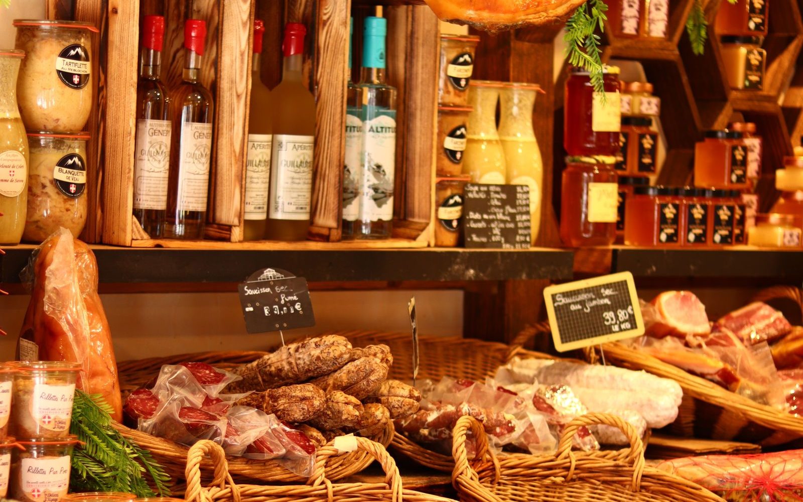 Vitrine d'une boucherie charcuterie française garnie de terrines et de saucissons
