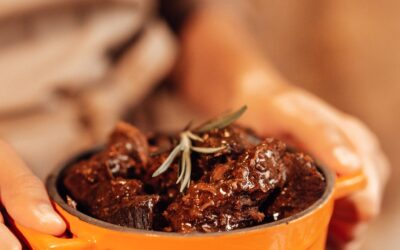 Bœuf bourguignon : les morceaux et la méthode qui marchent Cocotte de bœuf bourguignon mijoté garni de romarin