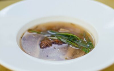 Pot-au-feu : quels morceaux pour un bouillon et une viande réussis Assiette de bouillon clair avec de la viande et des légumes