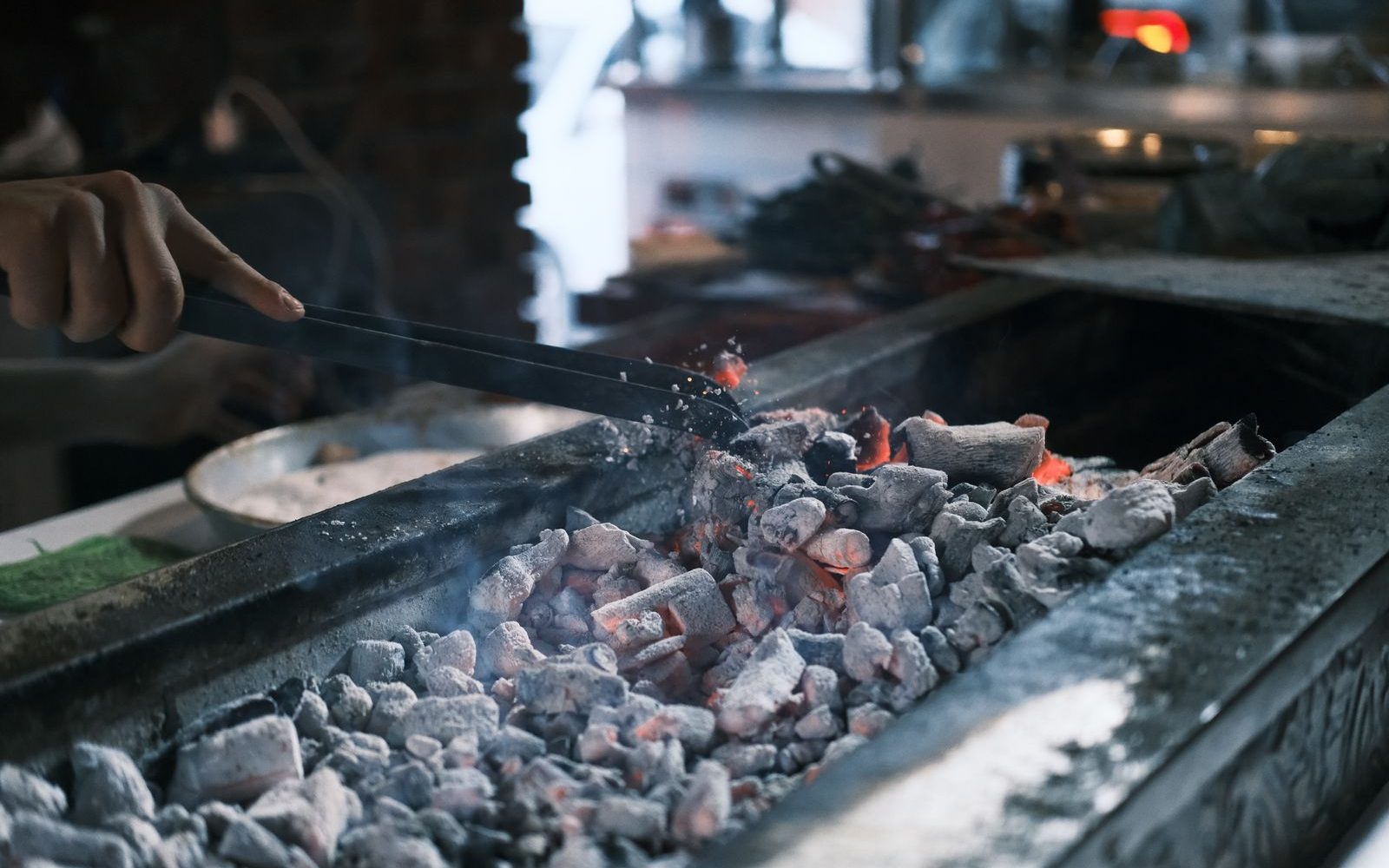 Réussir un barbecue : braises, distance et timing